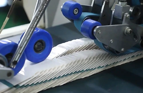 Verpakkingsonderdelen die door vormmachines bewegen
