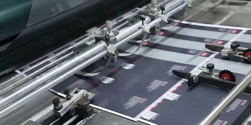 Bedrukte verpakkingsvellen die door productieapparatuur lopen
