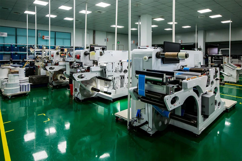 XGolden-machines voor verpakkingsproductie in een schone fabriekswerkplaats